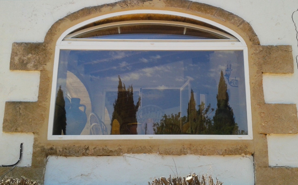 Fixed frame with arched tilt in window